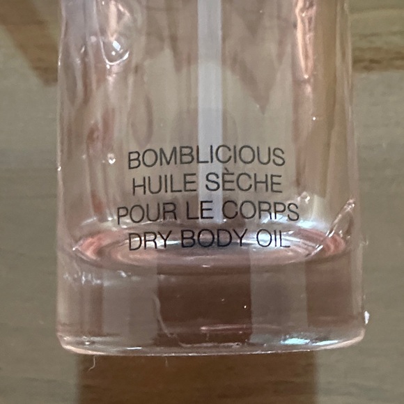 Viktor & Rolf Pink Bomblicious Body Oil - Picture 2 of 2